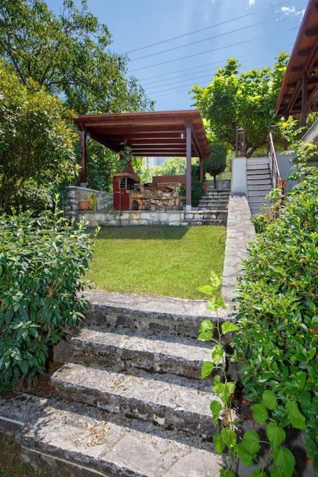 Wooden House In Ioanninaアパートメント エクステリア 写真